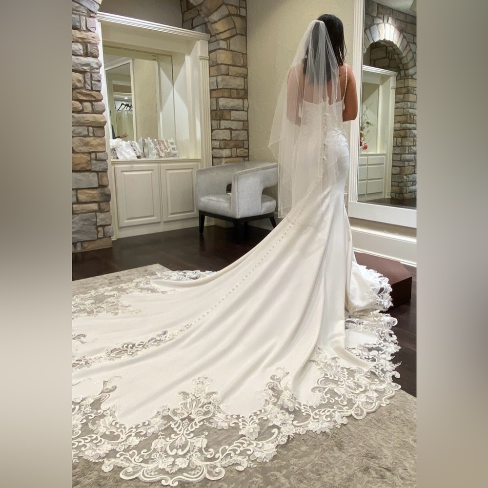 Allure bridals wedding dress
Brand new, never been worn or altered